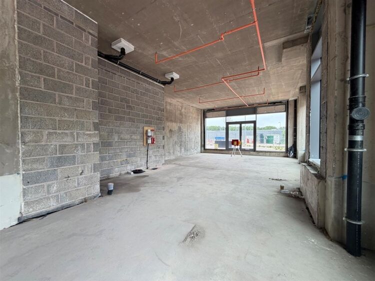 A newly constructed 6 storey development comprising 5 ground floor commercial/shop units. the building provides 53 new high quality apartments on the Photo 11