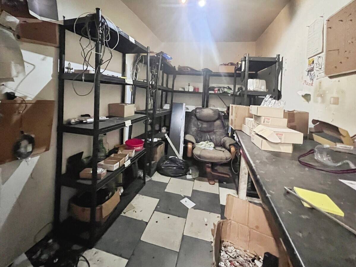 Garage Workshop Available in West Bromwich with Two Ramps and Immediate Access Photo 11