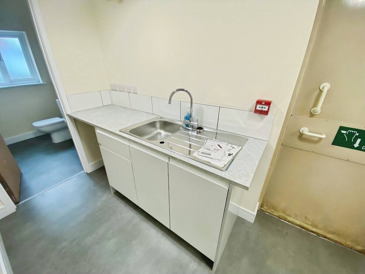 Refurbished E-Class Unit For Sale in Tilehurst, Reading, Berkshire on Busy Parade Photo 11