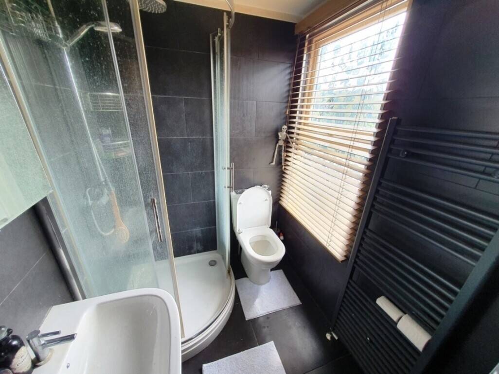 Freehold retail premises with two-bedroom flat for sale in Dover, Kent Photo 11