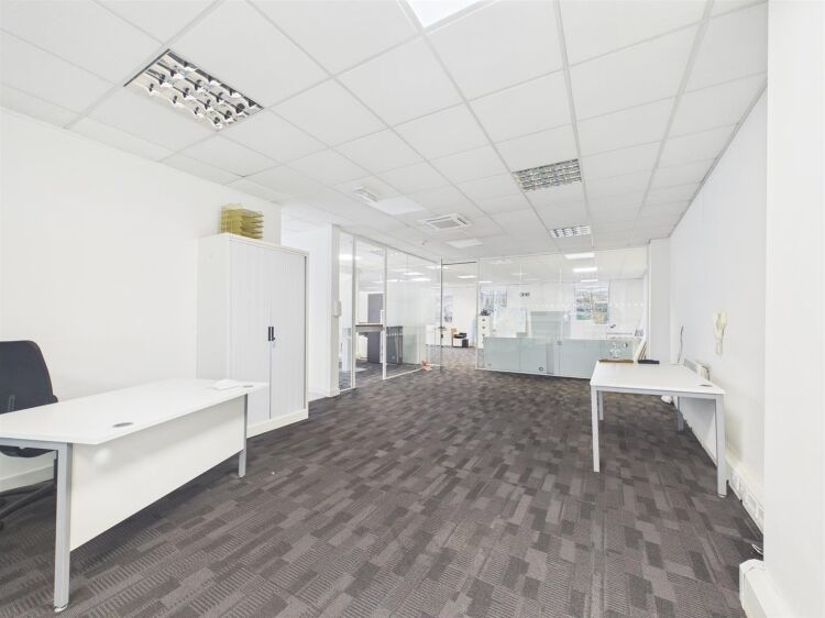 Modern second-floor office space for sale in Bristol, approximately 1,800 ft² with air conditioning Photo 11