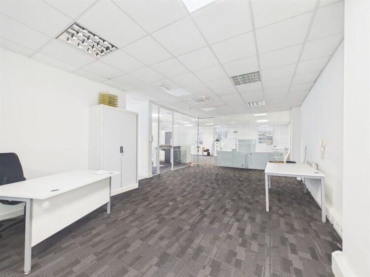 Modern second-floor office space for sale in Bristol, approximately 1,800 ft² with air conditioning Photo 11