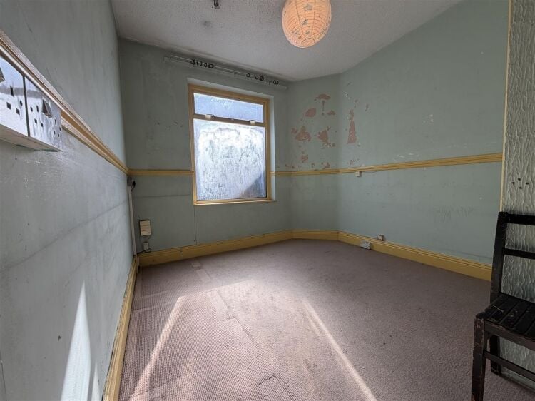 Retail unit extending to approximately 1,405 sq ft, arranged over ground, first, and basement levels. the ground floor offers an open plan retail area Photo 11