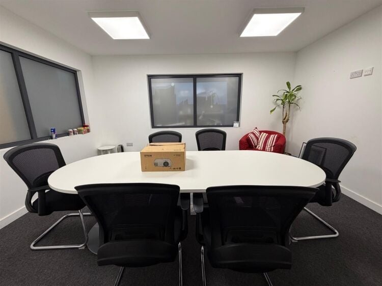 Well-presented warehouse unit with office space for sale in Bristol, 6,677 ft² in a modern park. Photo 11
