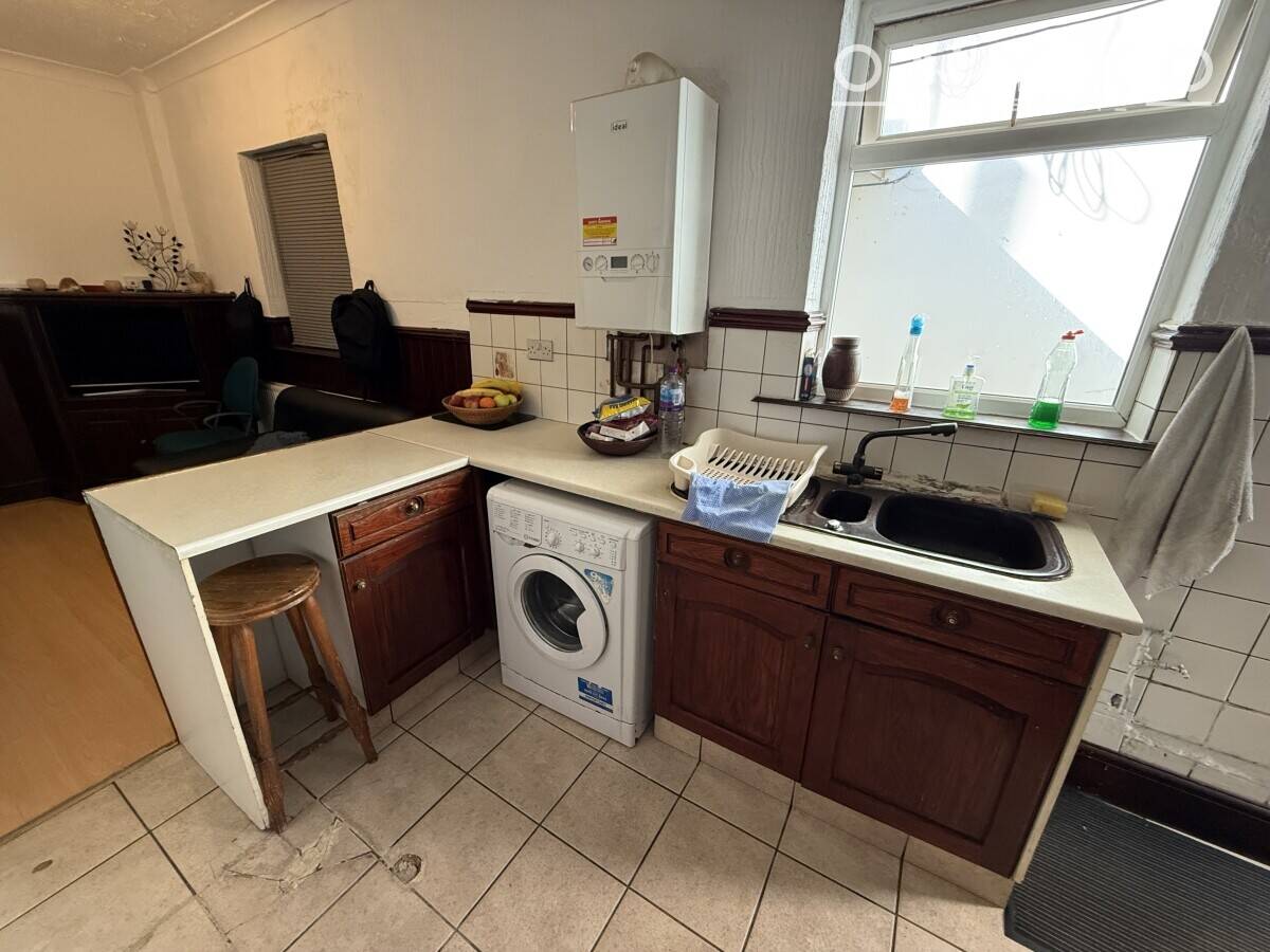 Mixed Use Investment with Commercial Unit and Apartment in Bedford Bedfordshire Photo 11