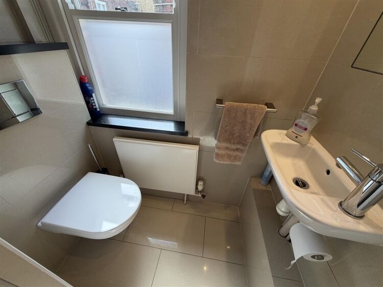Bright 270 sq ft office space in Bristol with natural light and shared kitchen access Photo 11