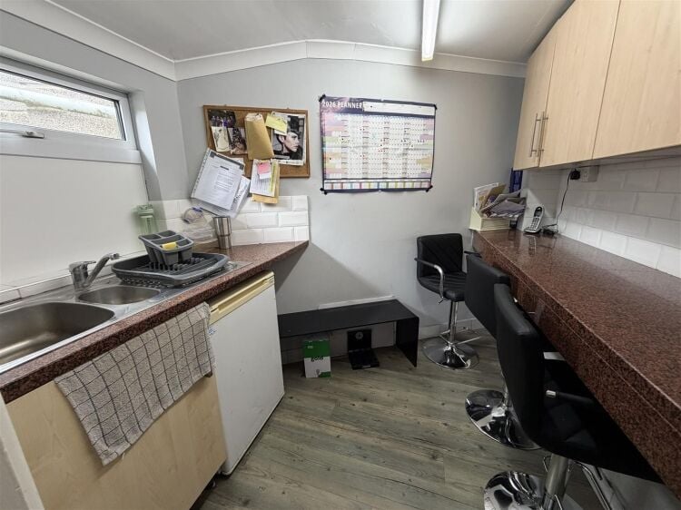 Fully fitted hair salon for sale in Bristol on Two Mile Hill Road, 600 sq ft with parking. Photo 11