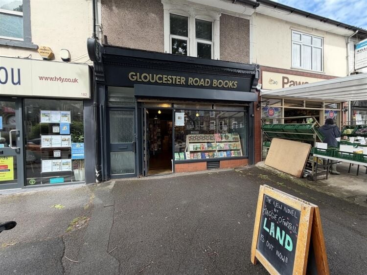 Mixed-use investment in Bristol with retail space, two studio apartments, and a garage Photo 11