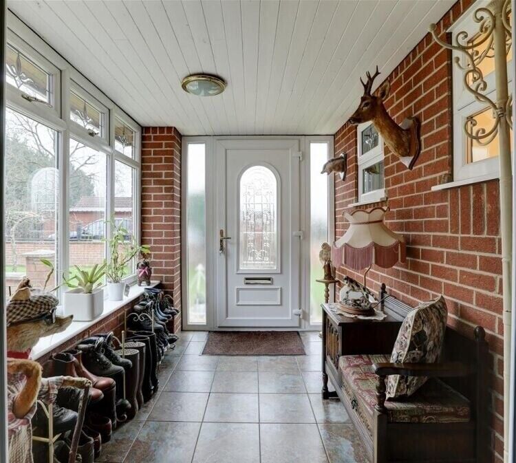 3-Bedroom Bungalow and Licensed Boarding Kennels & Cattery in Scenic Lincolnshire Photo 11