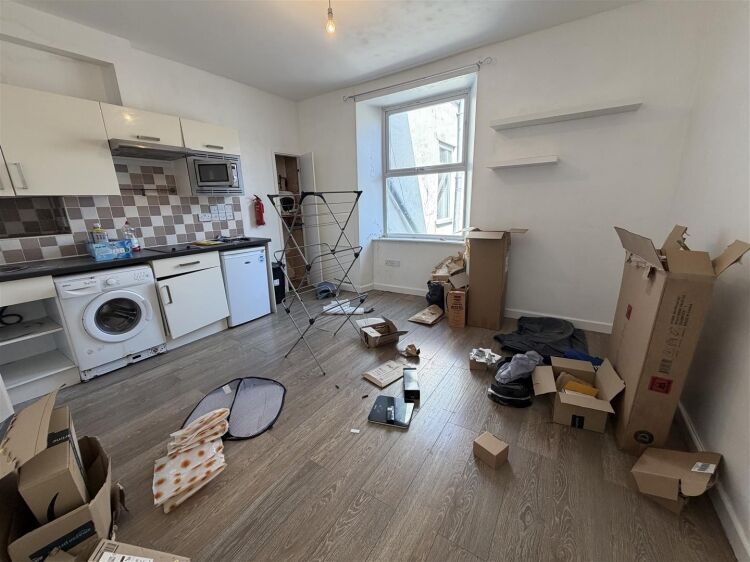 Mixed-use investment opportunity in Bristol with retail unit and residential flats available Photo 11