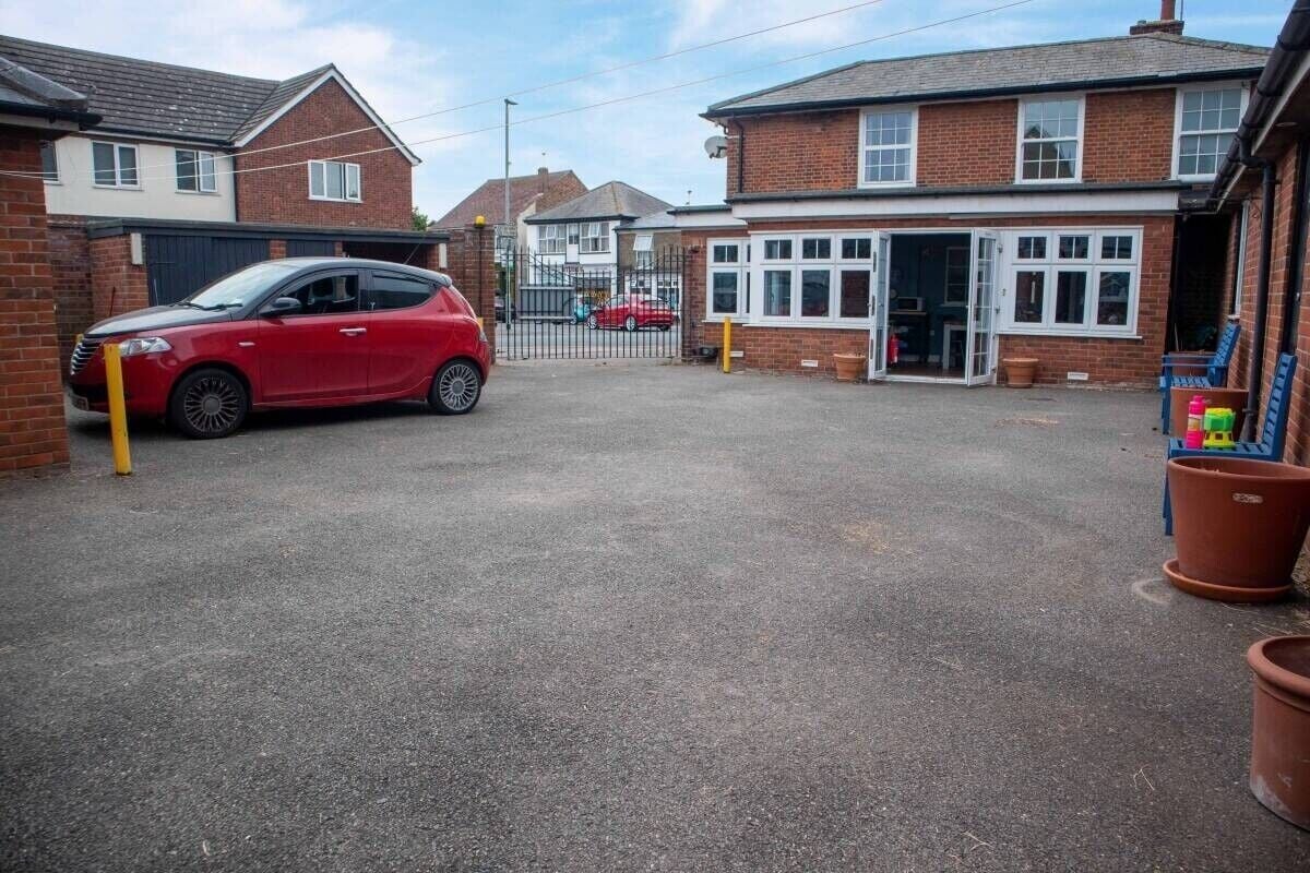 Essex Property: Six Bedroom Guest House & Three Bedroom Family Home in Central Colchester Photo 11