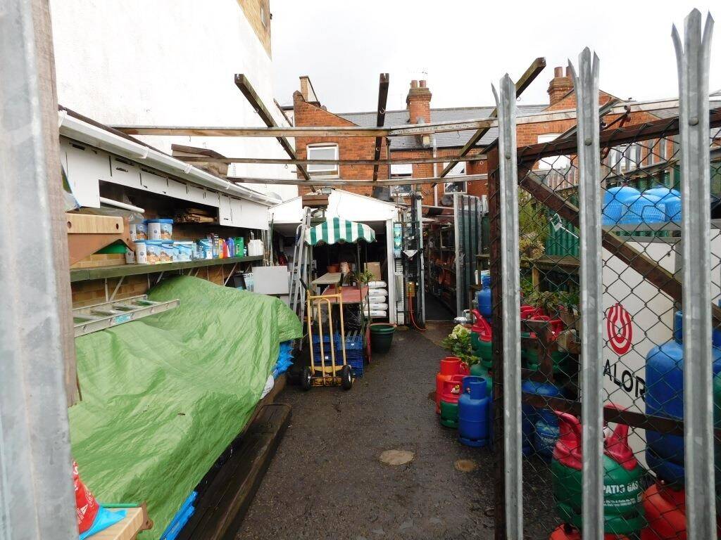 Prime Commercial Mixed-Use Property in Tilehurst - Ground Floor Shop and One Bed Flat Above Photo 10