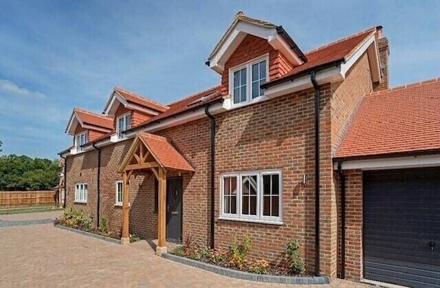 Three Detached Houses with Reliable Rental Income in Lingfield Surrey for Sale Photo 11
