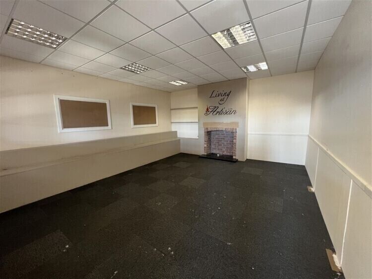 Prime Showroom Premises Available in Brighouse Town Centre, Ideal for Varied Uses Photo 12