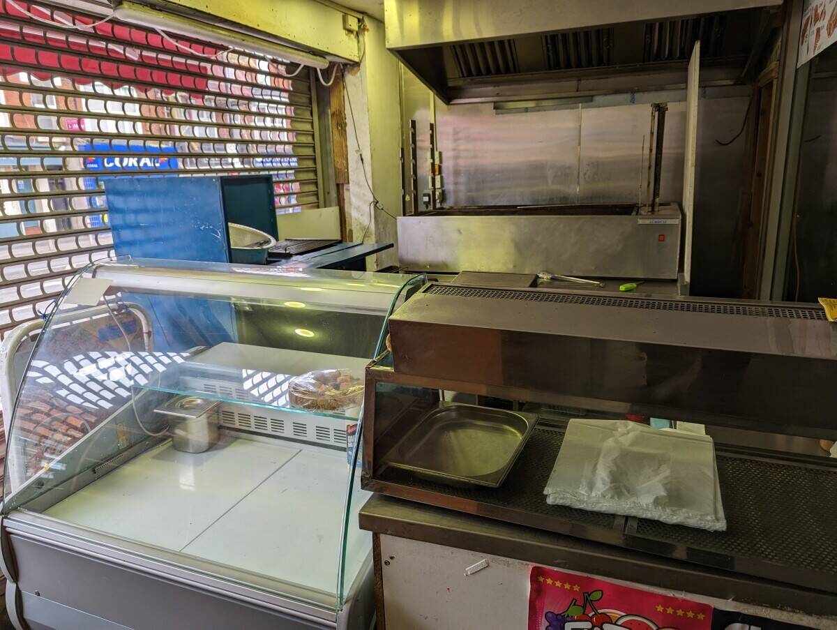 Lease Opportunity: Commercial Property in Sandwell West Midlands with 4-Bedroom Rented Flat Photo 9