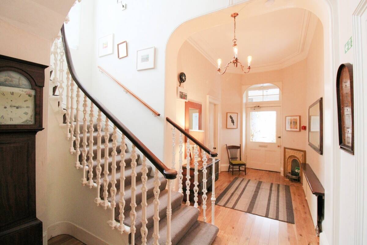 Victorian Villa with 8 Letting Rooms and Owner's Apartment on Thriving Scottish Island Photo 12