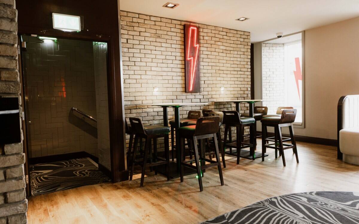 Top-Class Hotel, Bar, Restaurant, and Nightclub Opportunity in Wishaw, North Lanarkshire Photo 12