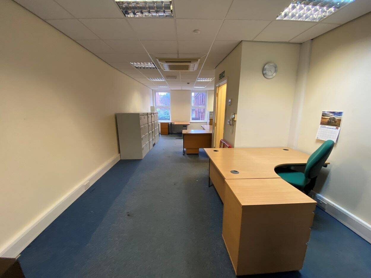 Spacious E-Class Commercial Office Available for Immediate Rent in London Street, Reading Photo 12
