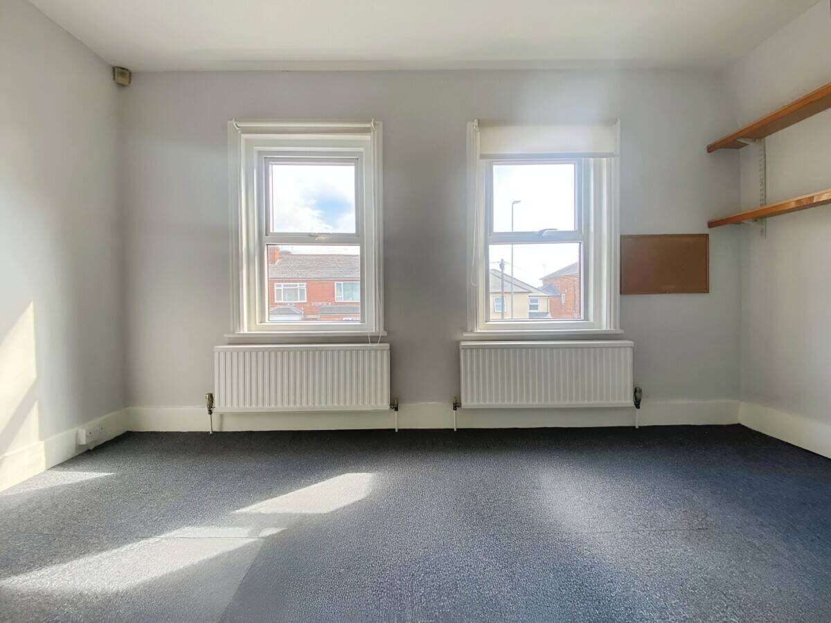 Commercial Premises over two levels to let in Tilehurst, Reading, Berks - Circa.1250sq.ft Photo 11