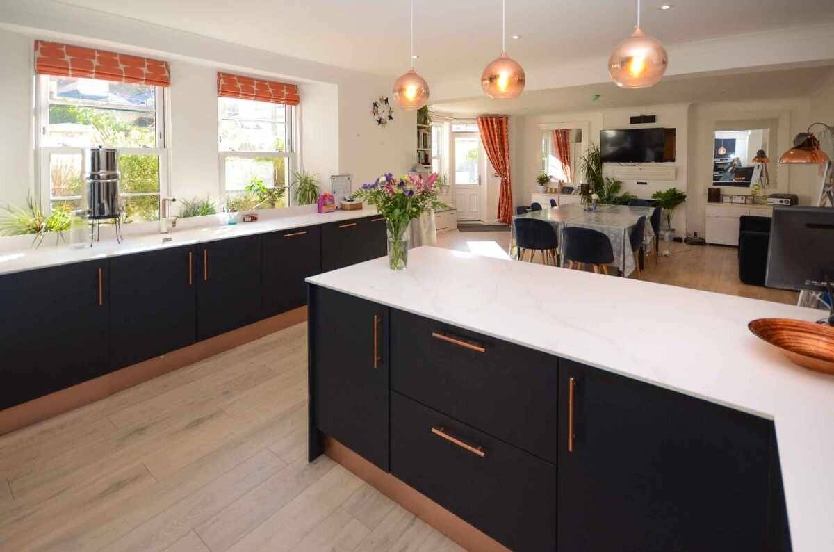 Stunning 17-Bedroom Boutique Hotel in Prime Torquay Location, Close to Harbour and Beach Photo 12