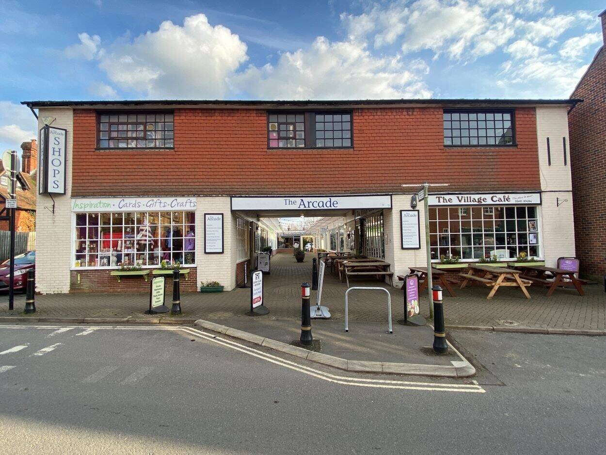 Spacious Commercial Premises To Let in Goring On Thames in Shopping Arcade Photo 12