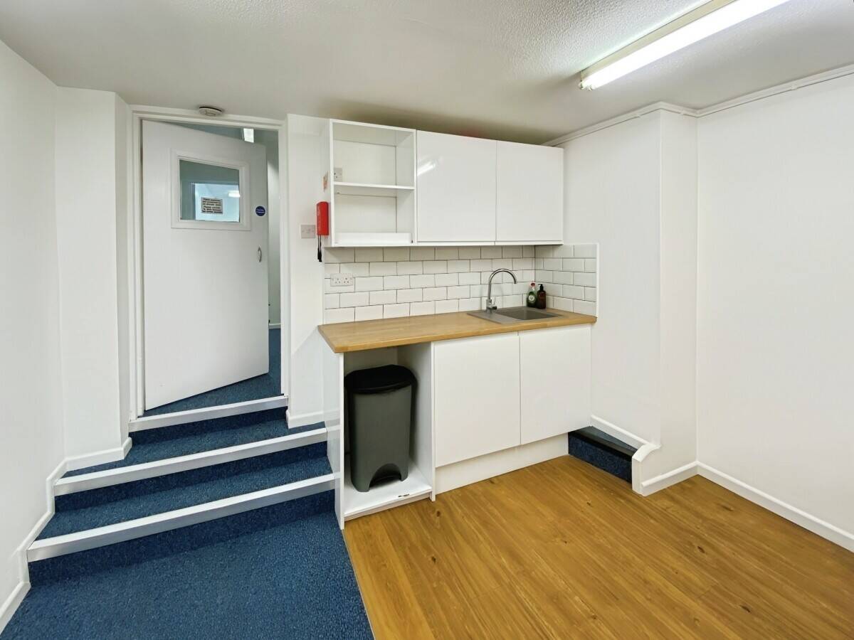 Prime E-Class Commercial Space Available for Rent in Central Reading, Berkshire Photo 12