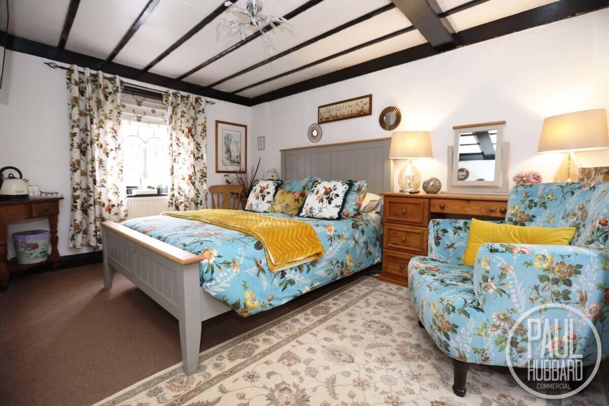 Charming Grade II Listed B&B in Norfolk with Separate Cottage and Expansion Potential Photo 12