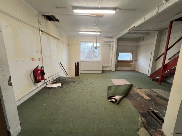 Prime Three Storey Commercial Property in Bristol, Ideal for Retail and Storage Photo 12