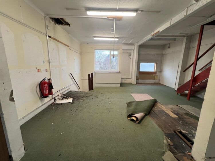 Prime Three Storey Commercial Property in Bristol, Ideal for Retail and Storage Photo 12