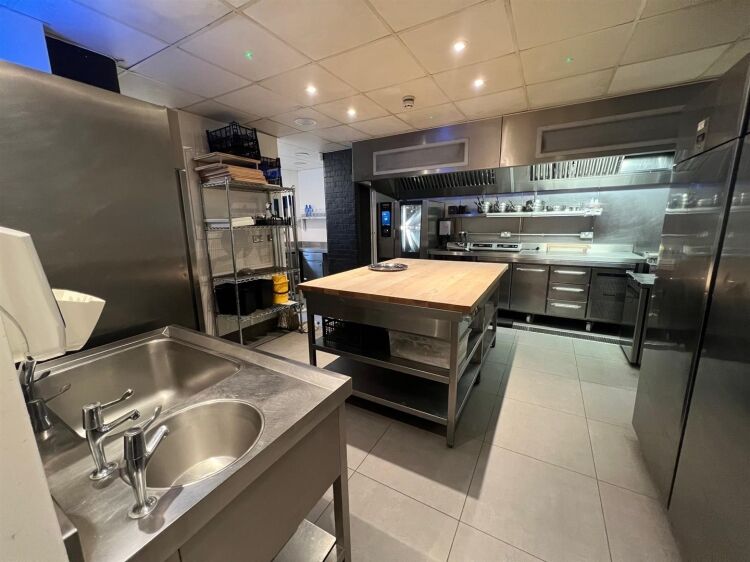 Fully Equipped Restaurant with Spacious Kitchens and Offices for Rent in Bristol Photo 12