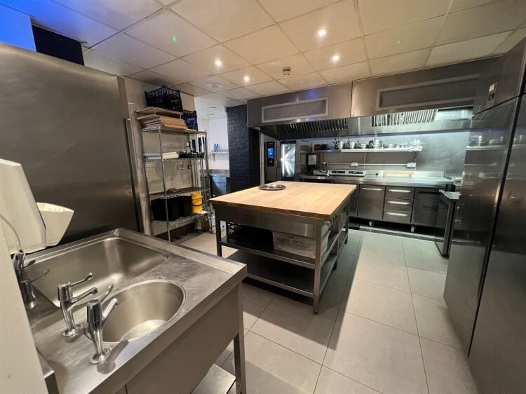 Fully Equipped Restaurant with Spacious Kitchens and Offices for Rent in Bristol Photo 12