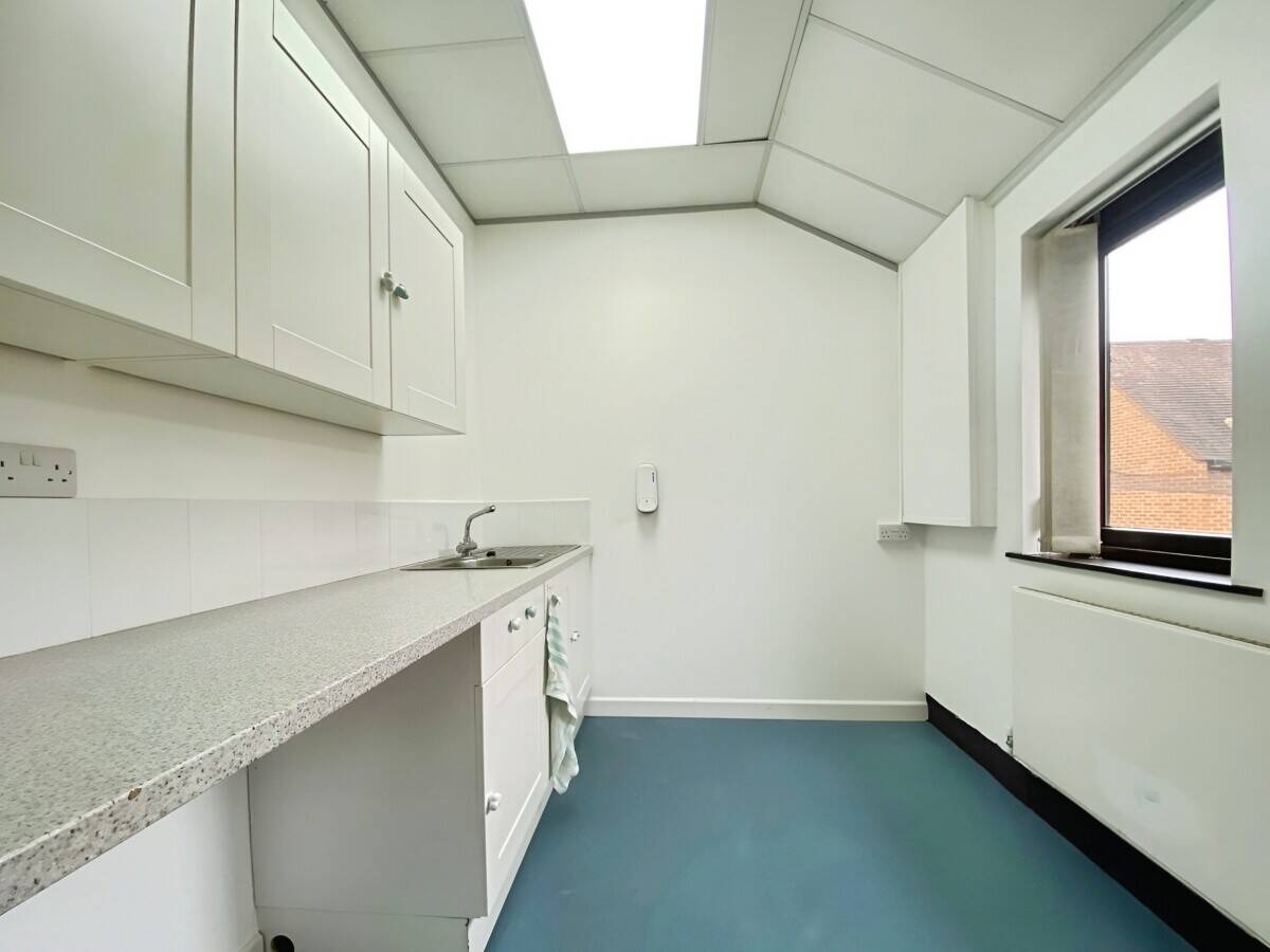 Rent Modern Office Suites in Central Reading - 3500sq.ft with Dedicated Parking Photo 6