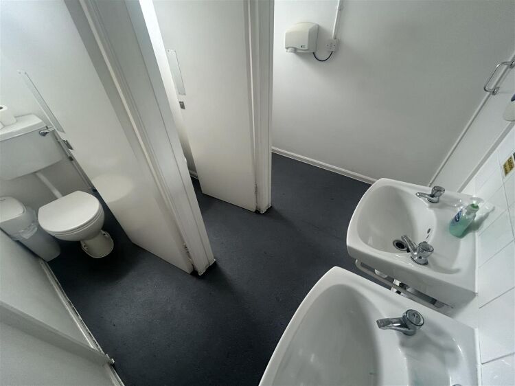 Versatile 6,913 sq ft industrial unit available to rent in vibrant Bristol location Photo 12