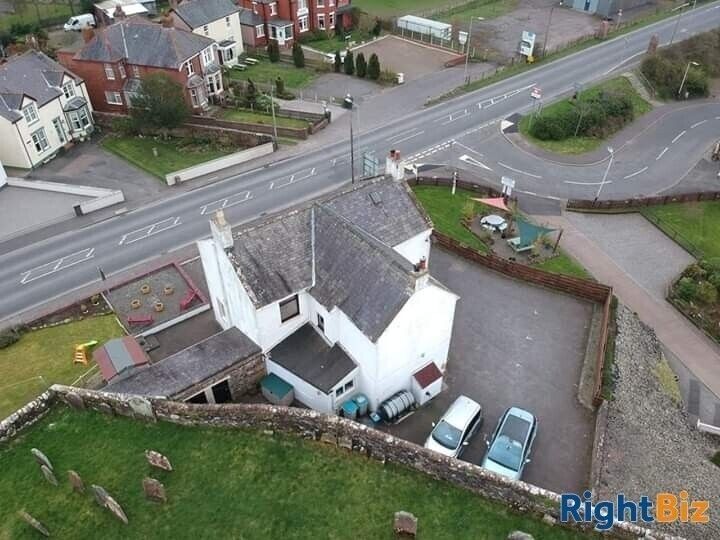 Prime Location 5-Bedroom Guesthouse for Sale in Gretna Green, Easy Access and Ample Parking Photo 11