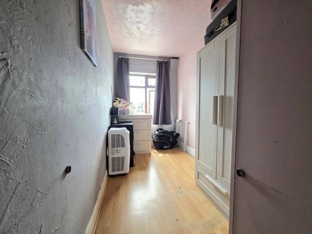 Freehold fish and chip shop with 3-bedroom maisonette in Leigh on Sea Essex Photo 12