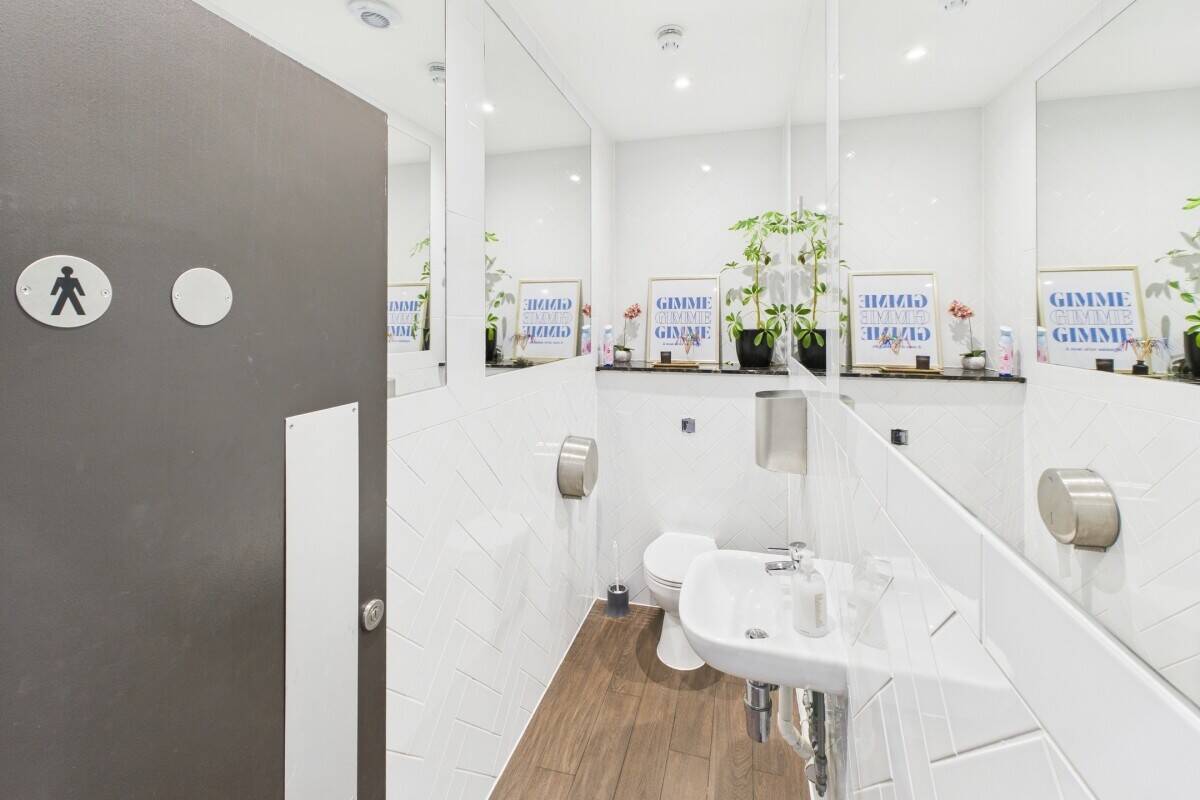 Commercial investment property for sale in Southend on Sea Essex with a licensed coffee shop Photo 12