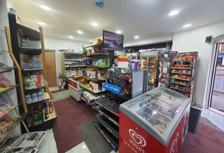 Mixed-use freehold property with 4-bedroom flat in Watford Hertfordshire available for sale Photo 12