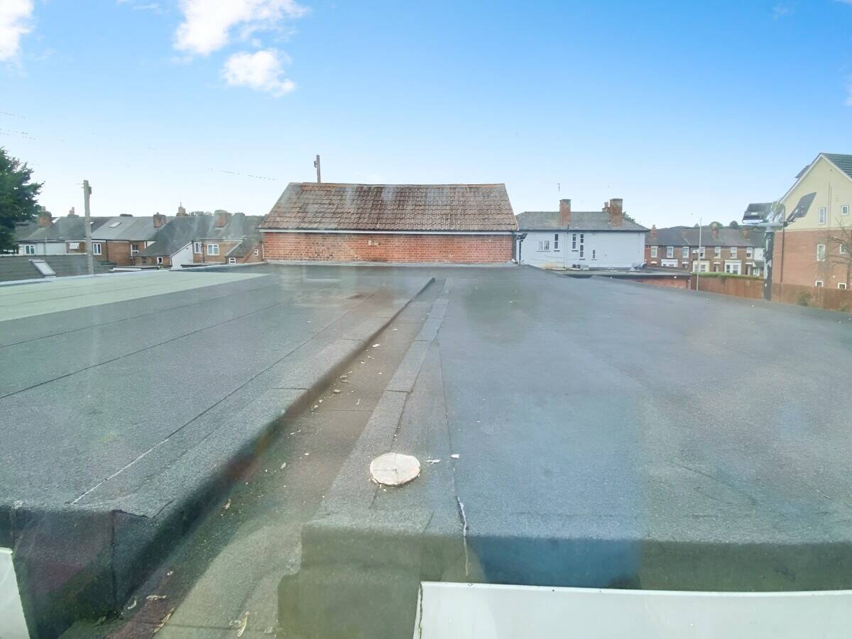 Freehold Mixed-Use Garage and Residential Property in Reading Berkshire Photo 12