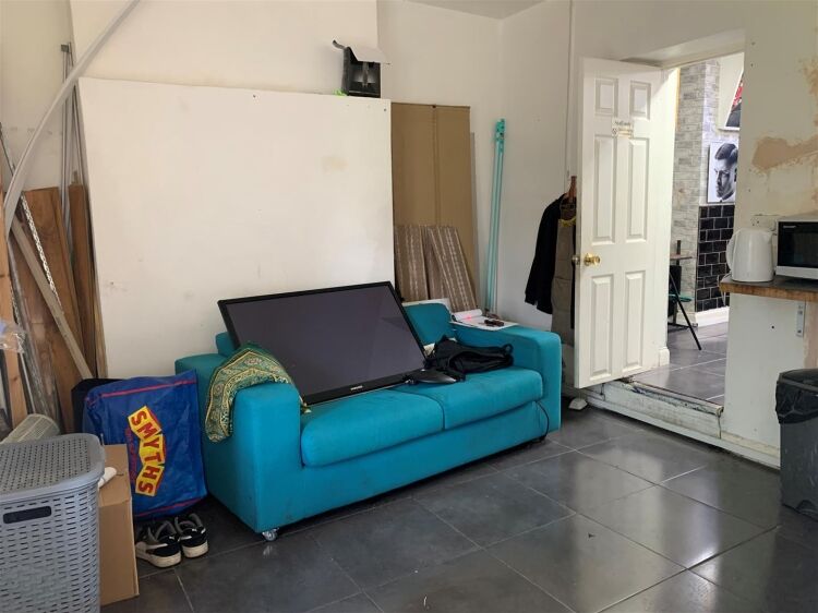 A mixed use property comprising a fully fitted ground floor barber shop and a one bedroom flat above, located on the popular fishponds road. the prope Photo 12