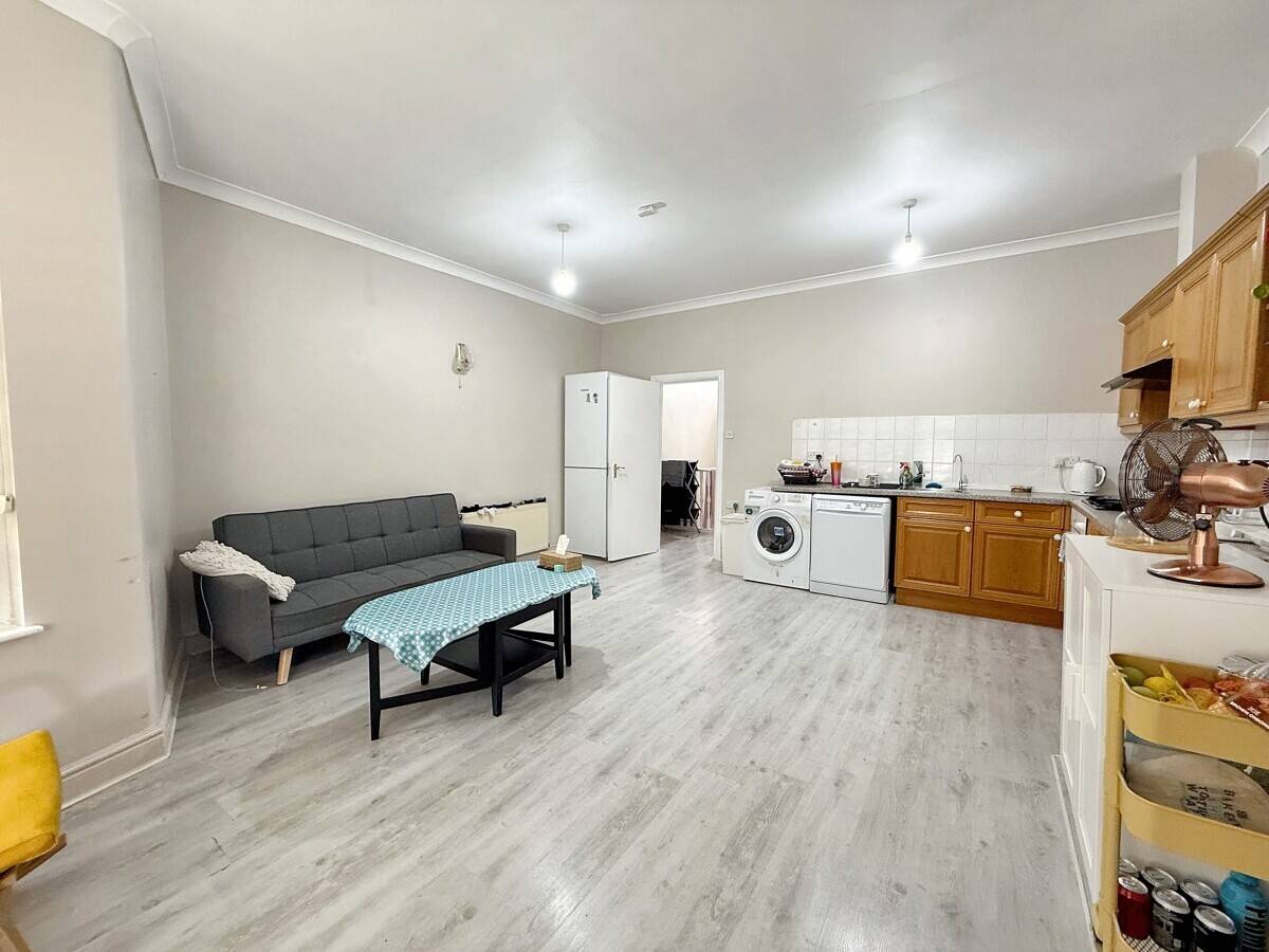Freehold Semi Commercial Property with 2 Bed Flat for Sale in Acton London Photo 12
