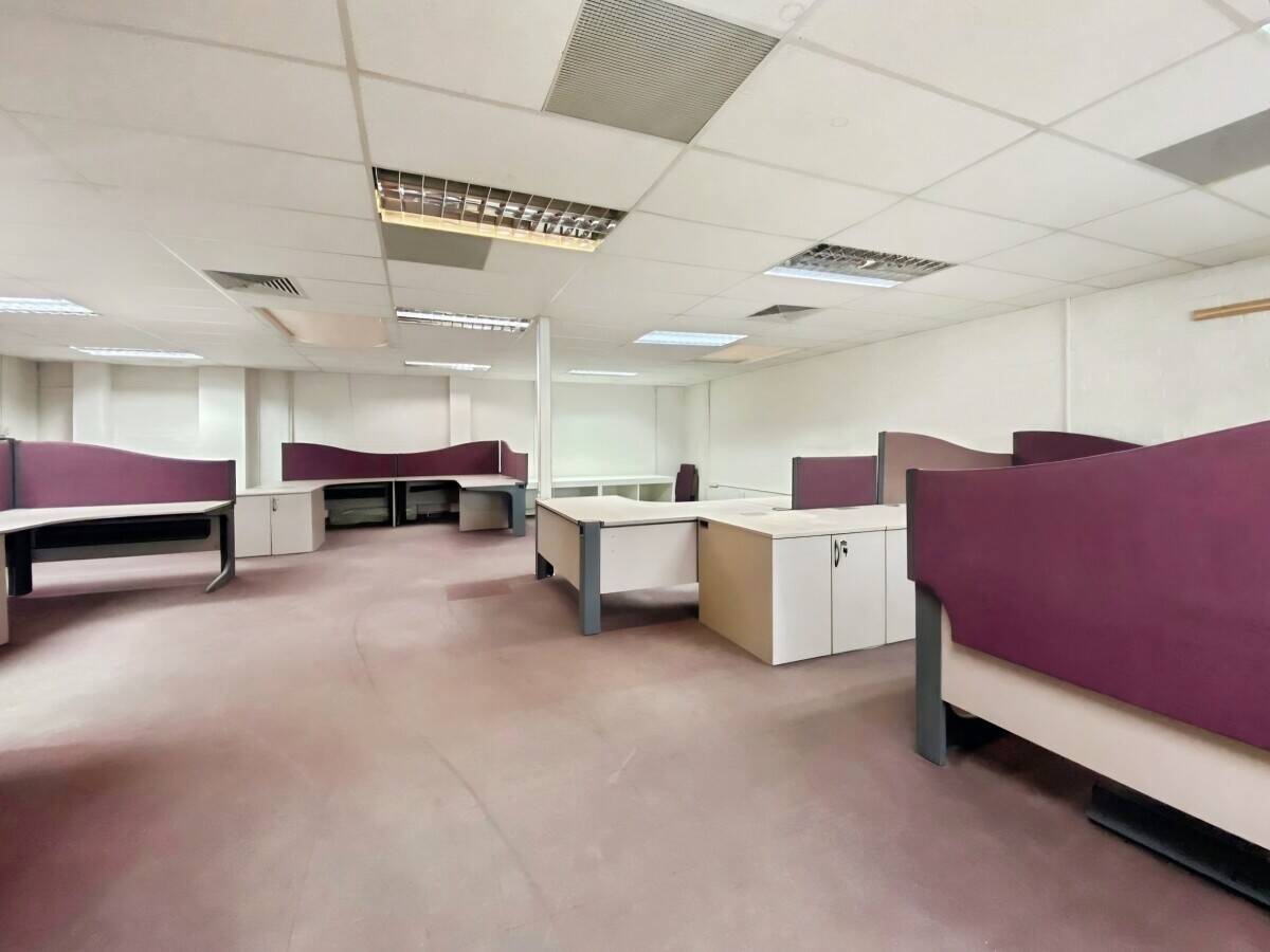 Modern Self-Contained Office with Parking in Reading Berkshire Near Town Centre Photo 12