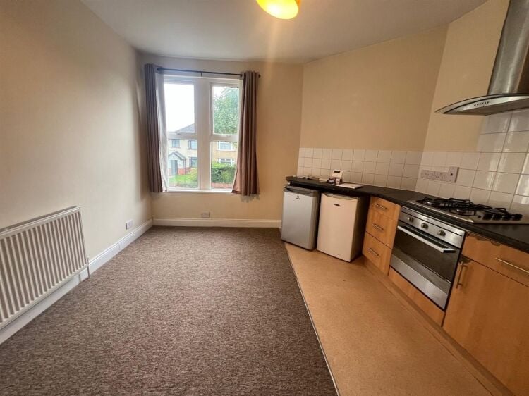 Mixed-use property in Bristol with ground floor shop, workshop, and 2-bedroom flat above Photo 12