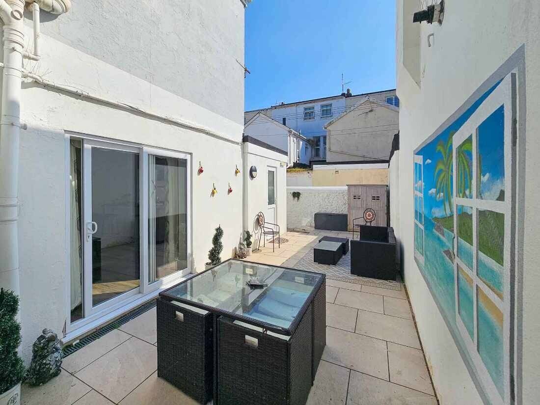 Guesthouse with 7 en suite rooms in mid-terraced property located in Paignton Devon Photo 12