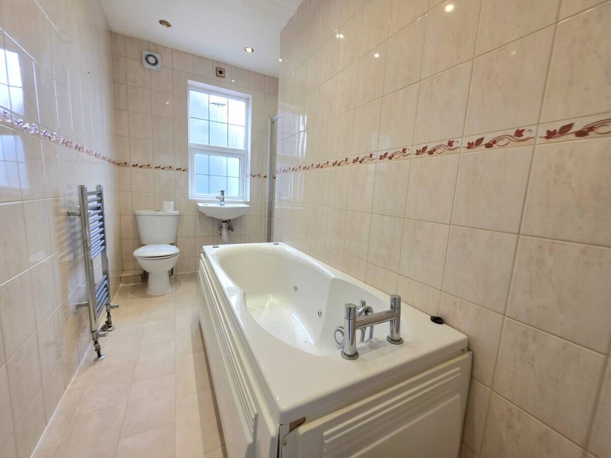 Detached Mixed-Use Property for Sale in Chelmsford Essex with Retail Unit and 3-Bedroom House Photo 12