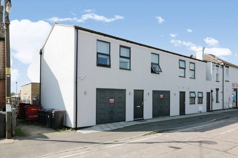 Mixed-use shop with two flats and garages for sale in Rochford Essex Photo 1