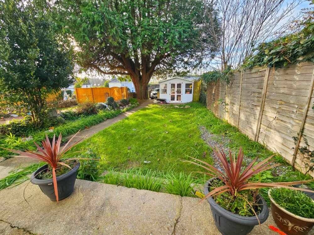 Modern 8-Bedroom Property for Sale in Torquay Devon with Ample Living Space and Garden Photo 12