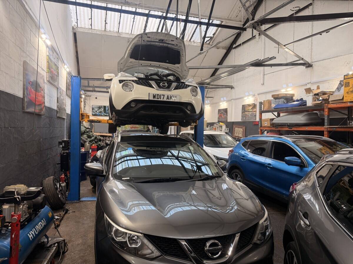 Industrial garage unit in Park Royal London with warehouse and three car ramps available for sale Photo 12