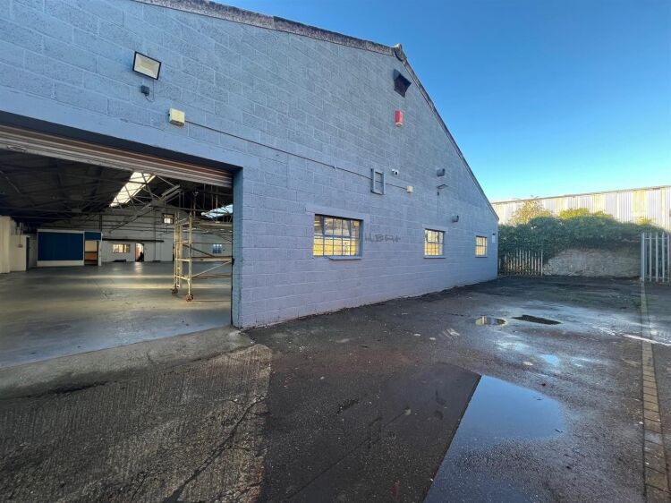 Industrial Unit for Sale in Bristol with Open-Plan Space and Off-Street Parking Photo 12