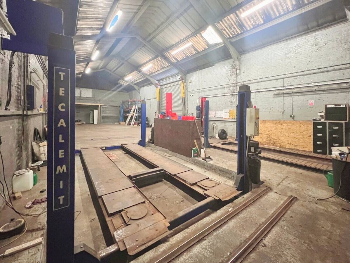 Garage Workshop Available in West Bromwich with Two Ramps and Immediate Access Photo 12