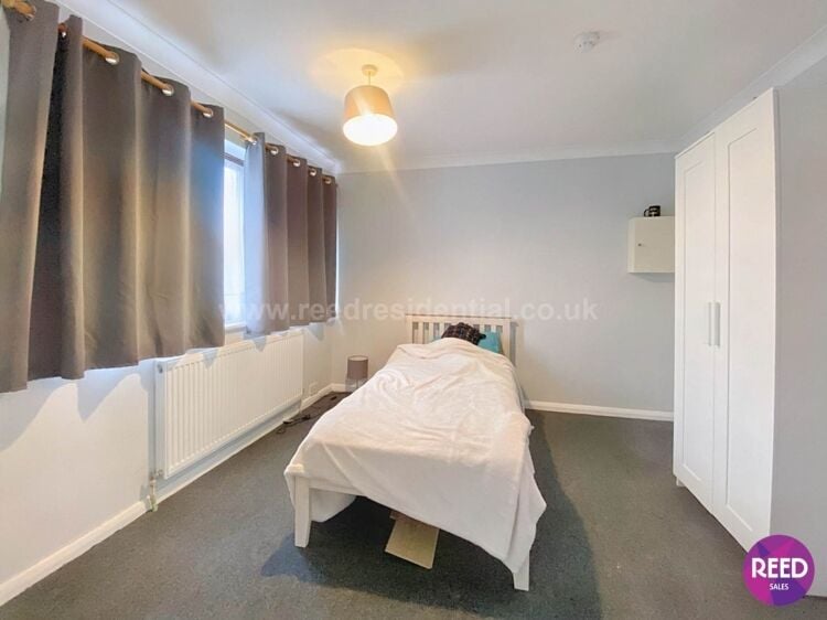 Former care home in Dorset Gardens Rochford Bristol with eight bedrooms and ample space for ideas Photo 12